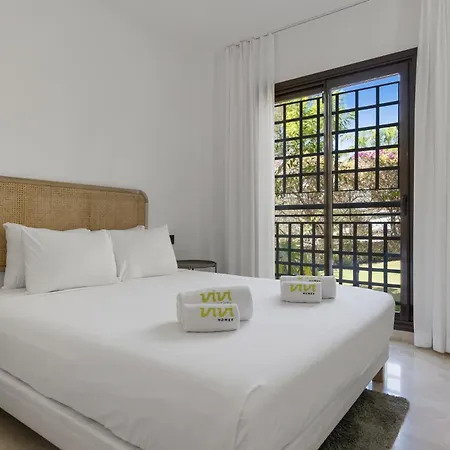 Vivi Homes - Palm Gardens, Garden, Pool & Tennis Court Apartment *