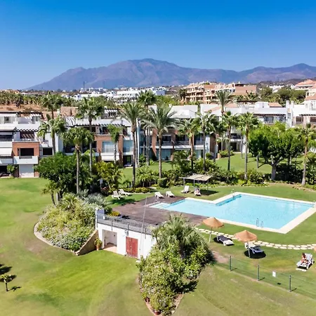 Vivi Homes - Palm Gardens, Garden, Pool & Tennis Court Apartment *