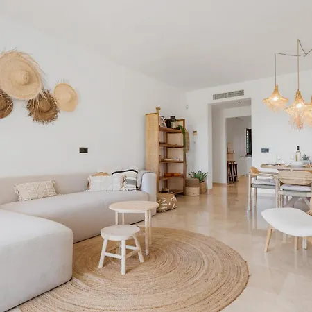 Vivi Homes - Palm Gardens, Garden, Pool & Tennis Court Apartment