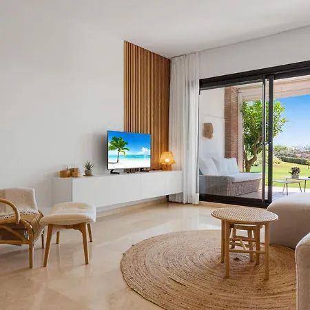 Vivi Homes - Palm Gardens, Garden, Pool & Tennis Court Apartment